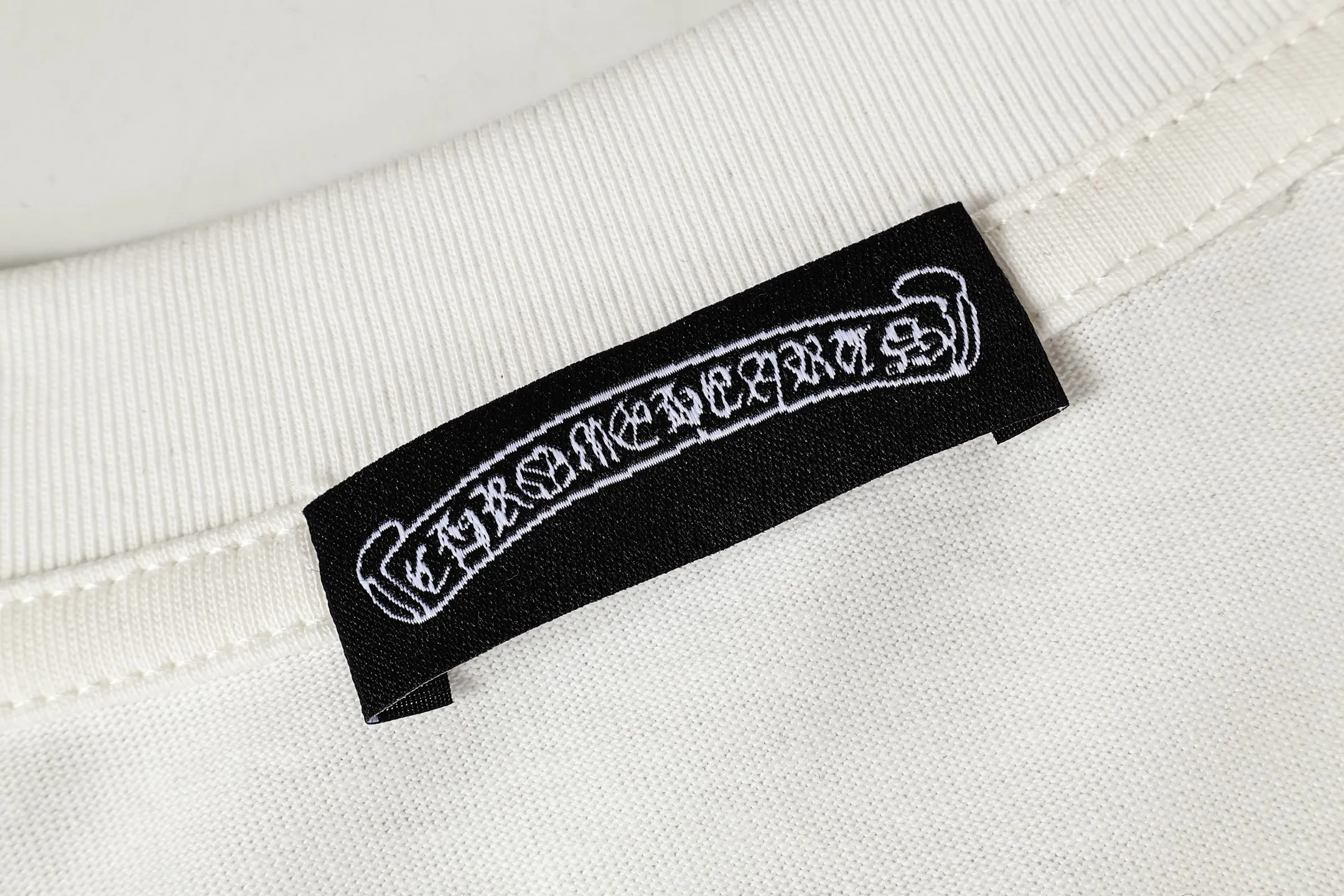 P150 Cross-border model, please do not place an order if you are pursuing quality - Chrome Hearts/Chrome Hearts joint Off white cross-leather short-sleeved T-shirt - High weight, high density, high quality, soft, delicate and skin-friendly wool, soft and silky to the touch, excellent warmth and skin-friendly properties - Custom-woven and custom-dyed, no color difference, no matter the fabric or workmanship details, beat the ordinary version on the market -Colour: black white -Size: S M L XL